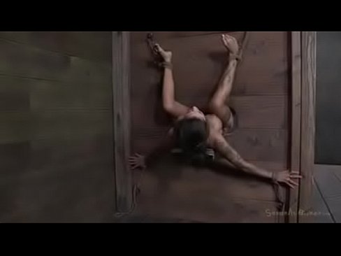 Tattoo Chick Krijgt Extreme BDSM Sessie